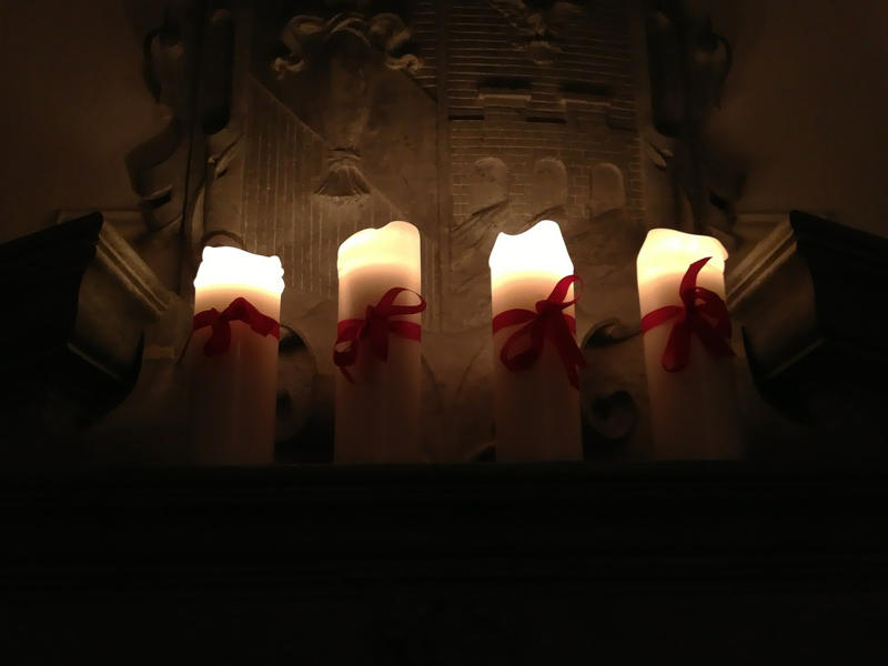 świece symbolizujące cztery niedziele adwentu